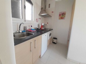 Kjøleskap, mikrobølgeovn, kokeplater og kaffetrakter/tekoker