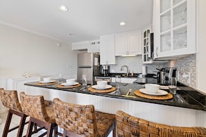 Frigorifero, microonde, forno, piano cottura