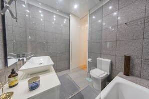 Combined shower/bathtub, hair dryer, towels, soap - Top location! (Lisboa)
