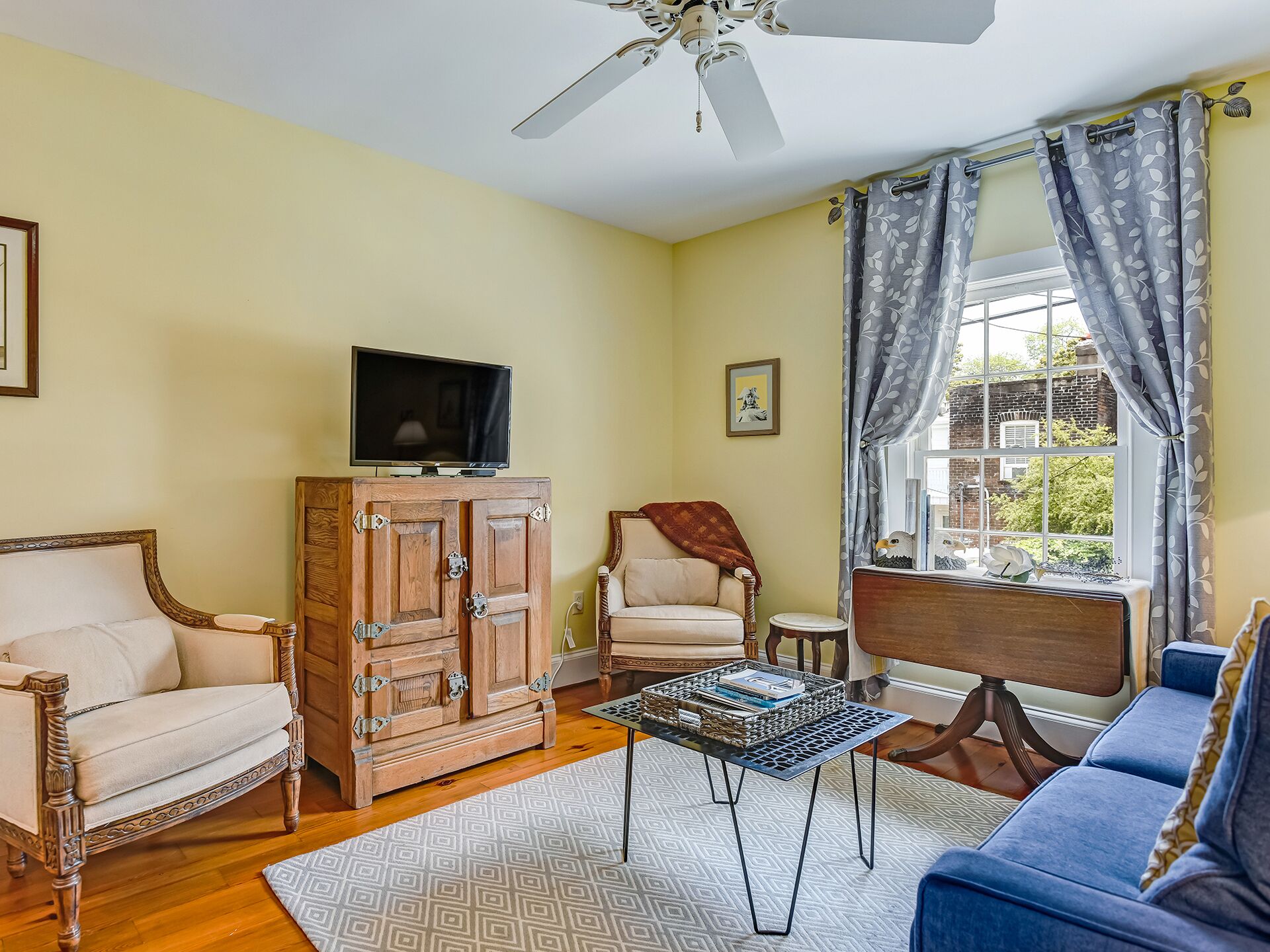 Quiet Carriage House Steps from Downtown