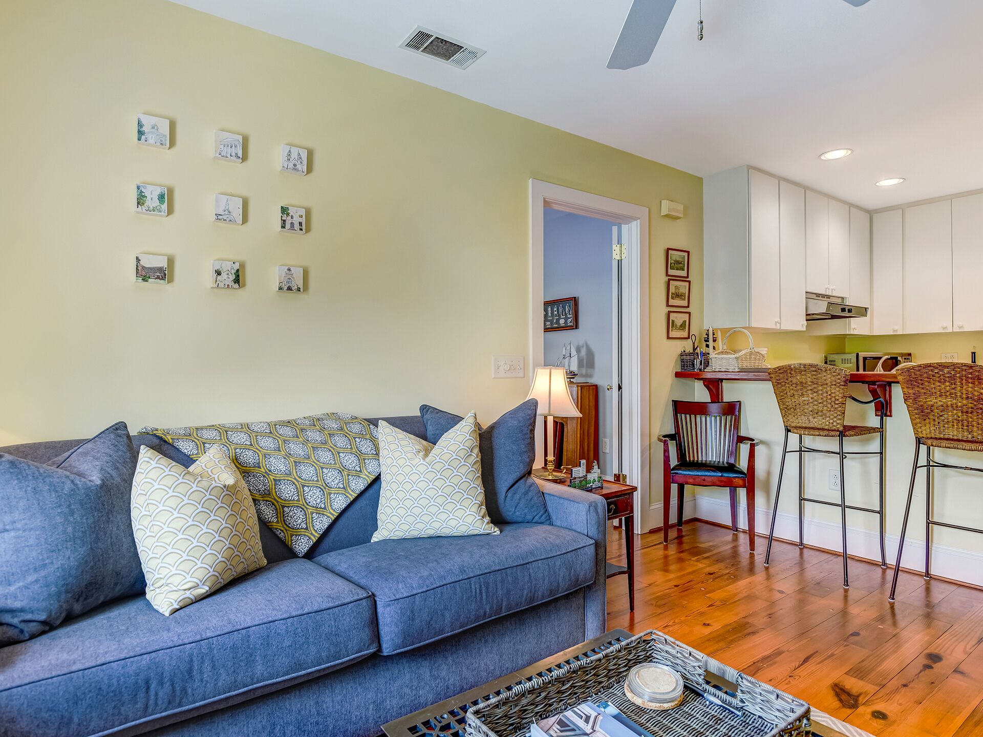 Quiet Carriage House Steps from Downtown