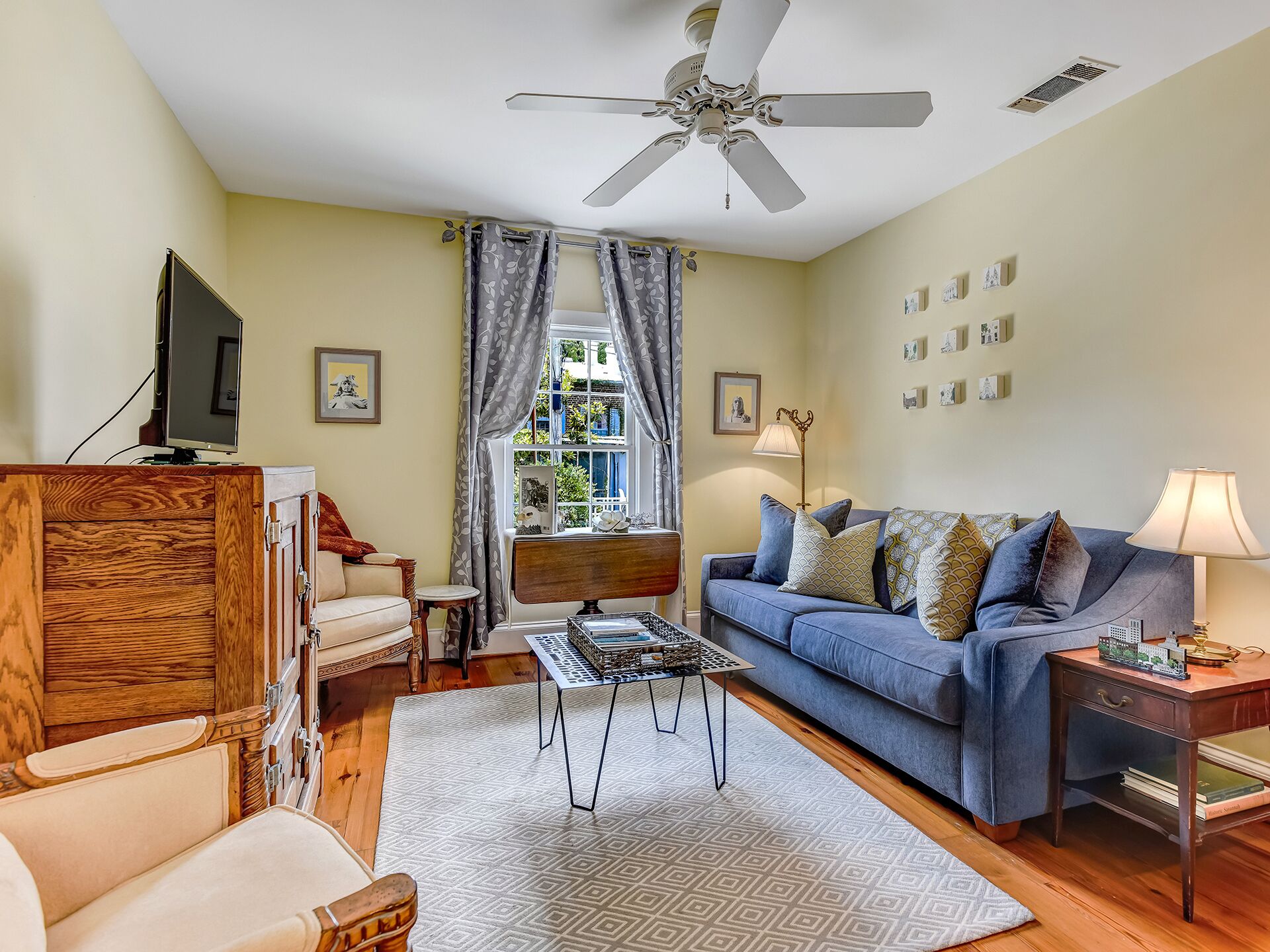 Quiet Carriage House Steps from Downtown