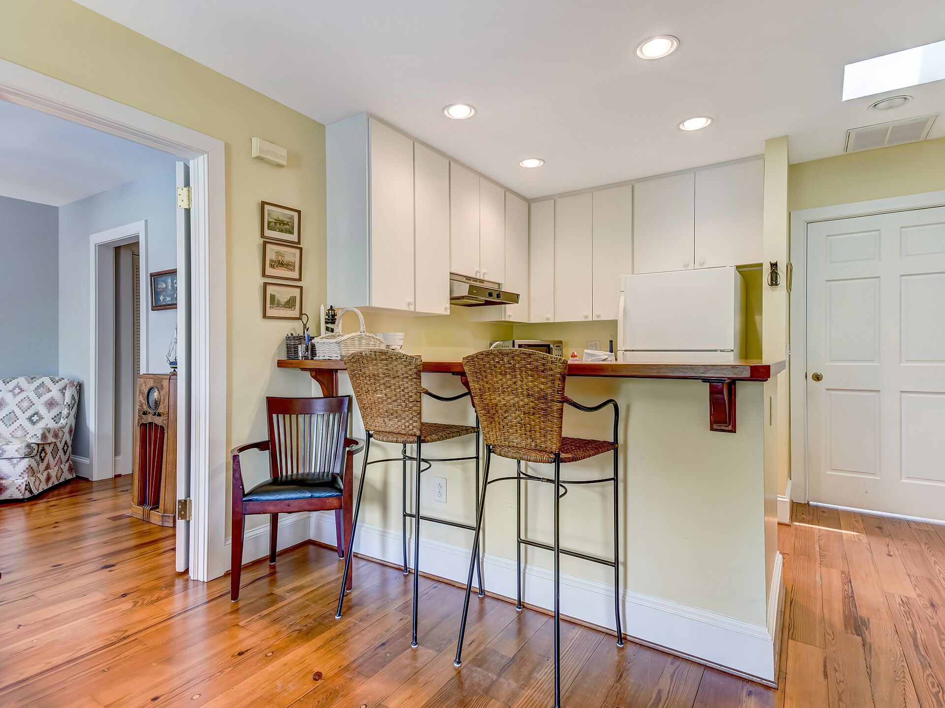 Quiet Carriage House Steps from Downtown