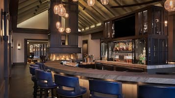 4 Bars/Lounges