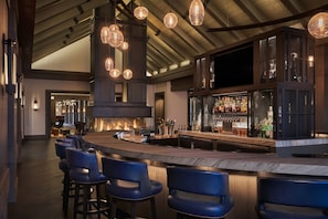 4 bars/lounges