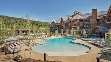 Innenpool, Außenpool, Sonnenschirme, Liegestühle