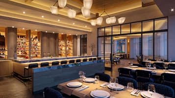 4 restaurantes; se sirve almuerzo y cena; cocina asiática