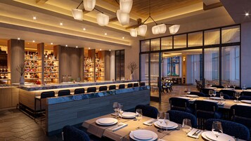 4 restaurantes; se sirve almuerzo y cena; cocina asiática