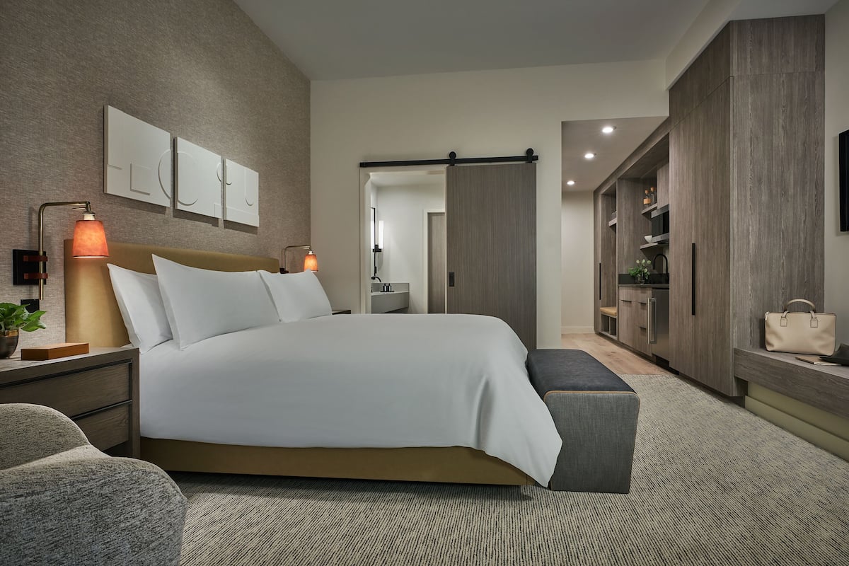 2 bedrooms, Frette Italian sheets, premium bedding, down duvets