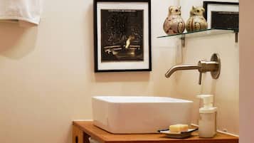 Een douche, een haardroger, handdoeken