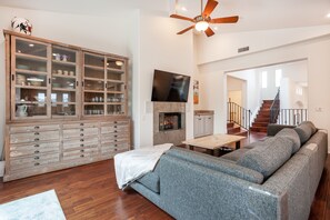 Smart TV, chimenea, reproductor de DVD y tenis de mesa