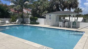 Alberca al aire libre y alberca climatizada