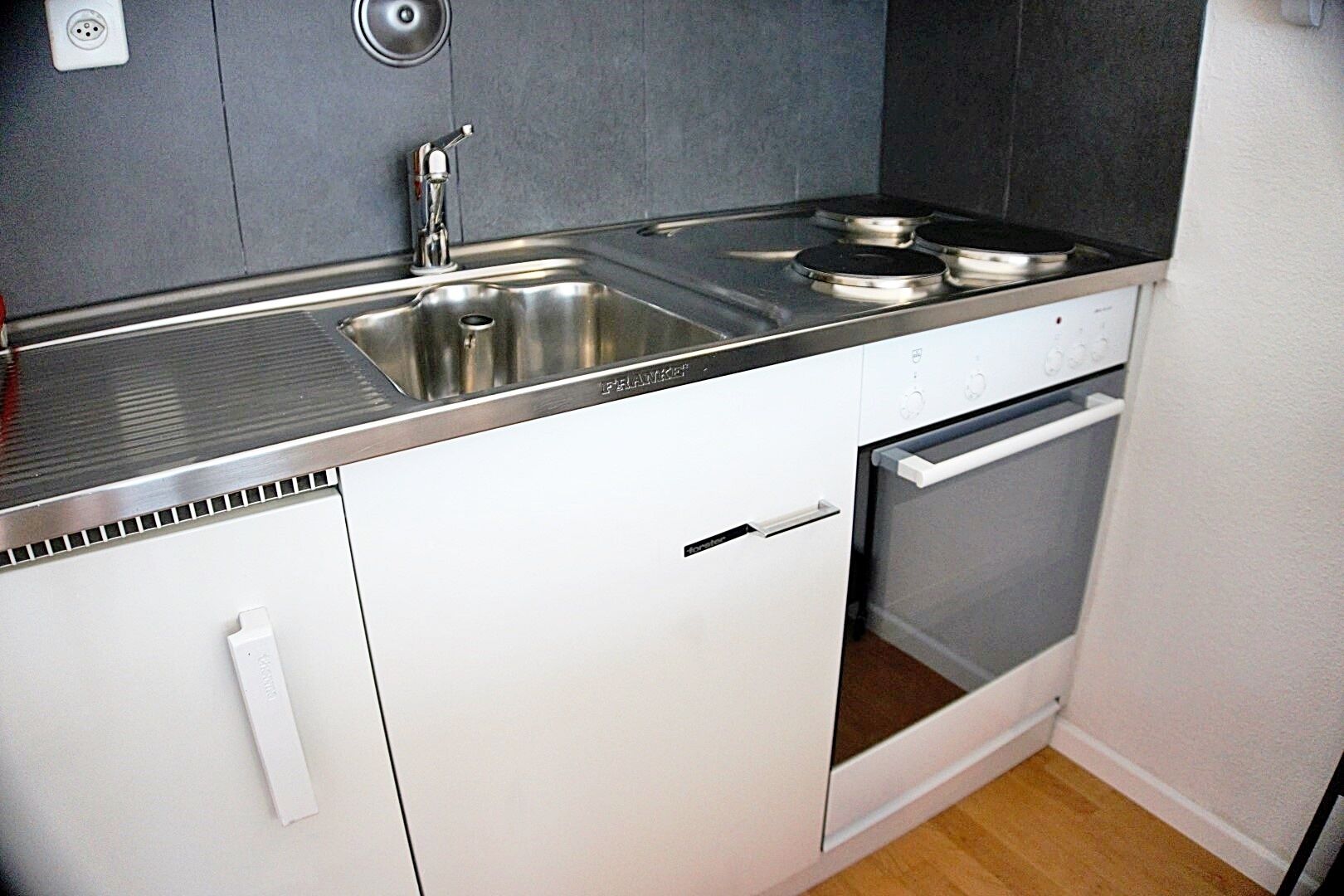 冷蔵庫、オーブン、コンロ、コーヒー / ティーメーカー