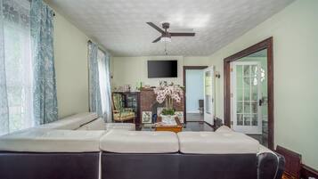 智能电视、Hulu、DVD 播放器、书