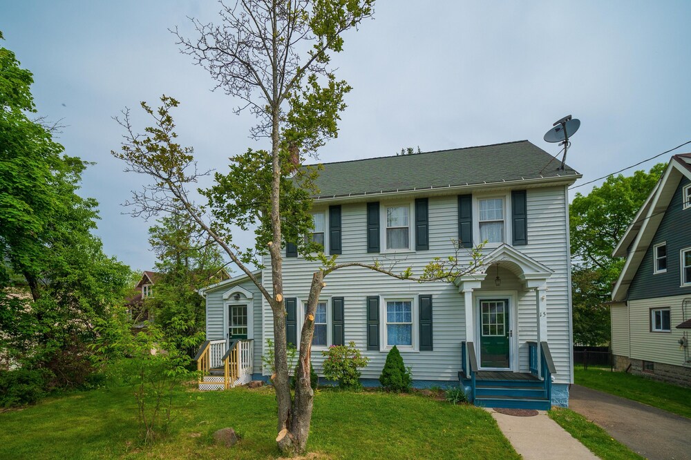 Comedy House 4 bedroom Chautauqua Lake Jamestown lakewood NY