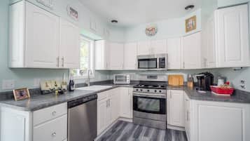 冰箱、微波炉、烤箱、炉灶