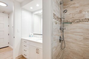 Articles de toilette gratuits, sèche-cheveux, serviettes fournies