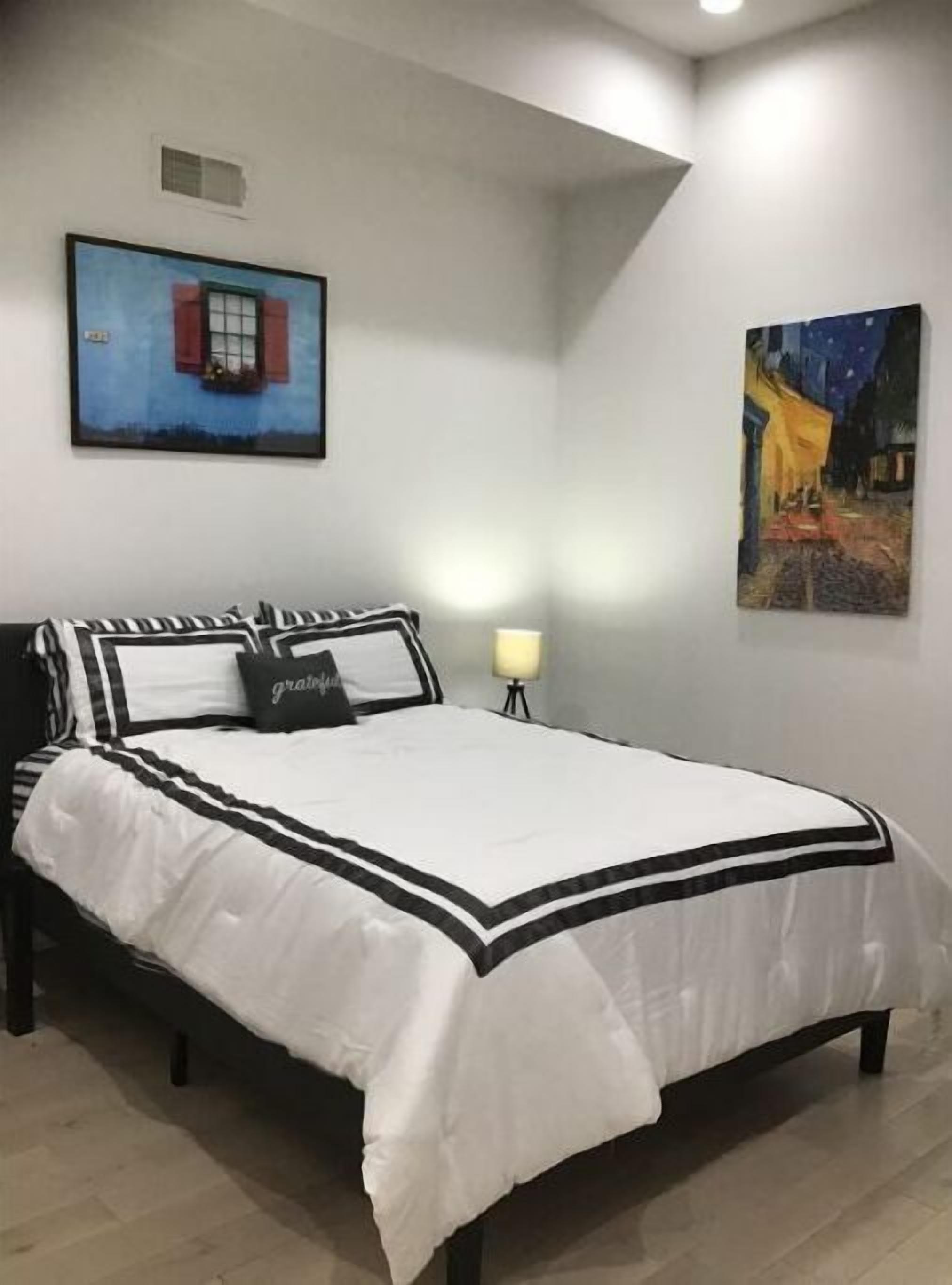 3 chambres, bureau, fer et planche à repasser, lit parapluie