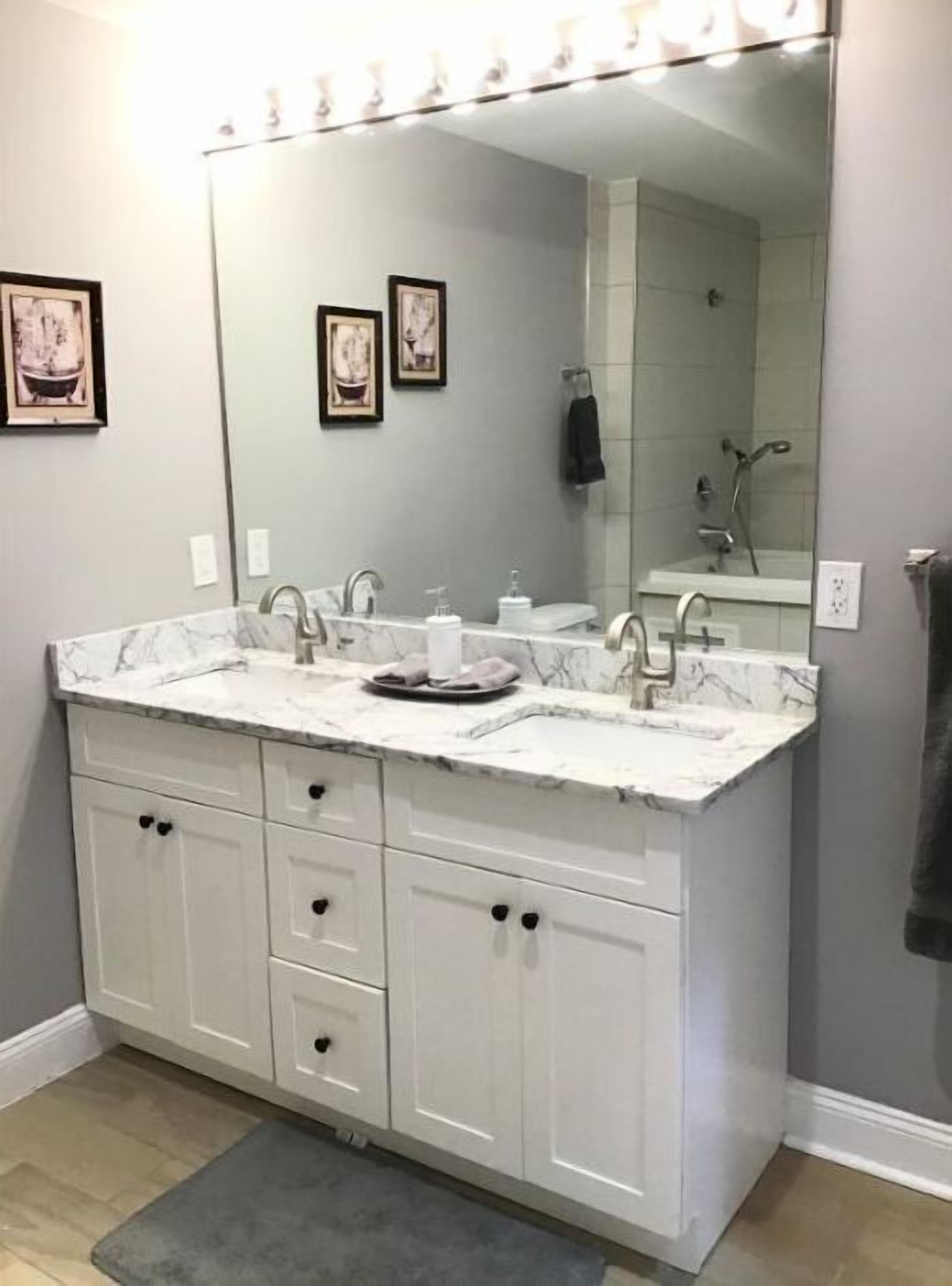 Douche, baignoire à jets, sèche-cheveux, serviettes fournies