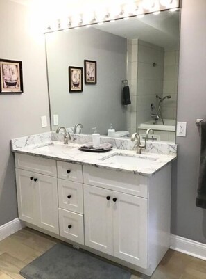 Shower, jetted tub, hair dryer, towels