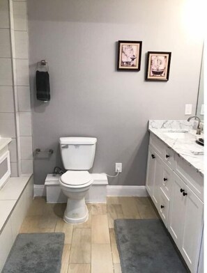 Shower, jetted bath, hair dryer, towels - Stylish 3BD apartment with Jacuzzi (Philadelphia)