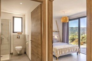 Douche, articles de toilette gratuits, sèche-cheveux