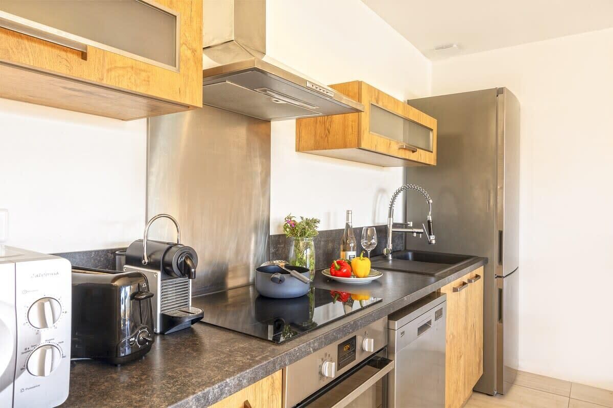 Réfrigérateur, micro-ondes, four, plaque de cuisson