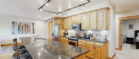 ثلاجة، ميكروويف، فرن، موقد طهي مسطح