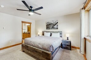 3 bedrooms, free Internet, bed sheets