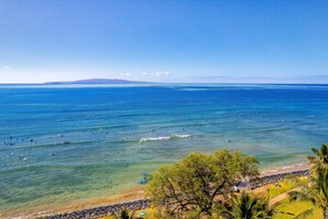On the beach - Cozy room with beach access, Haleakala sunrise view, pool & amazing location (Kihei)
