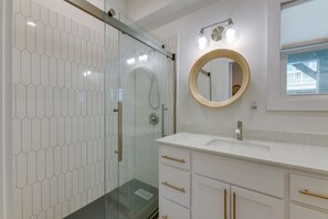 Ilmaiset hygieniatuotteet, hiustenkuivaaja, pyyhkeet