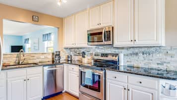 Frigorífic, microones, forn i placa de cuina