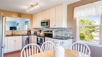 Frigorífic, microones, forn i placa de cuina