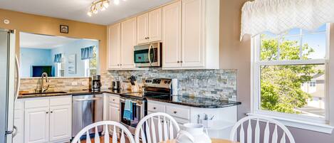 ثلاجة، ميكروويف، فرن، موقد طهي مسطح