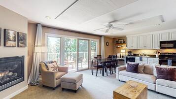 Fernseher, Kamin, BĂŒcher