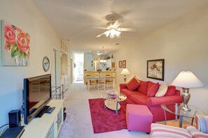 TV - Cozy Condo w/ Golf Course View: 4 Mi to Shore! (Myrtle Beach)