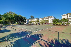 Sport court - Cozy Condo w/ Golf Course View: 4 Mi to Shore! (Myrtle Beach)