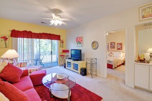 TV - Cozy Condo w/ Golf Course View: 4 Mi to Shore! (Myrtle Beach)