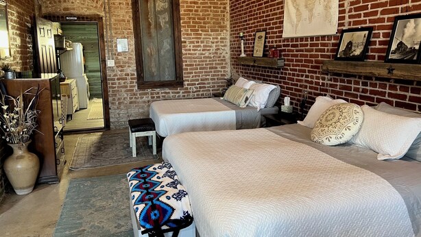 1 bedroom, desk, WiFi (free), bed sheets - Unique 1870's building with outdoor space to relax (McDade)