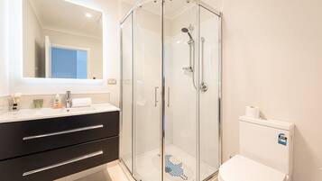 Douche, sèche-cheveux, serviettes fournies