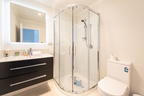 Dusche, Haartrockner, Handtücher