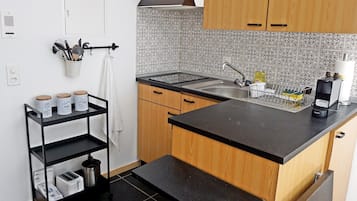 Mikrowelle, Herdplatte, Wasserkocher mit Kaffee-/Teezubehör