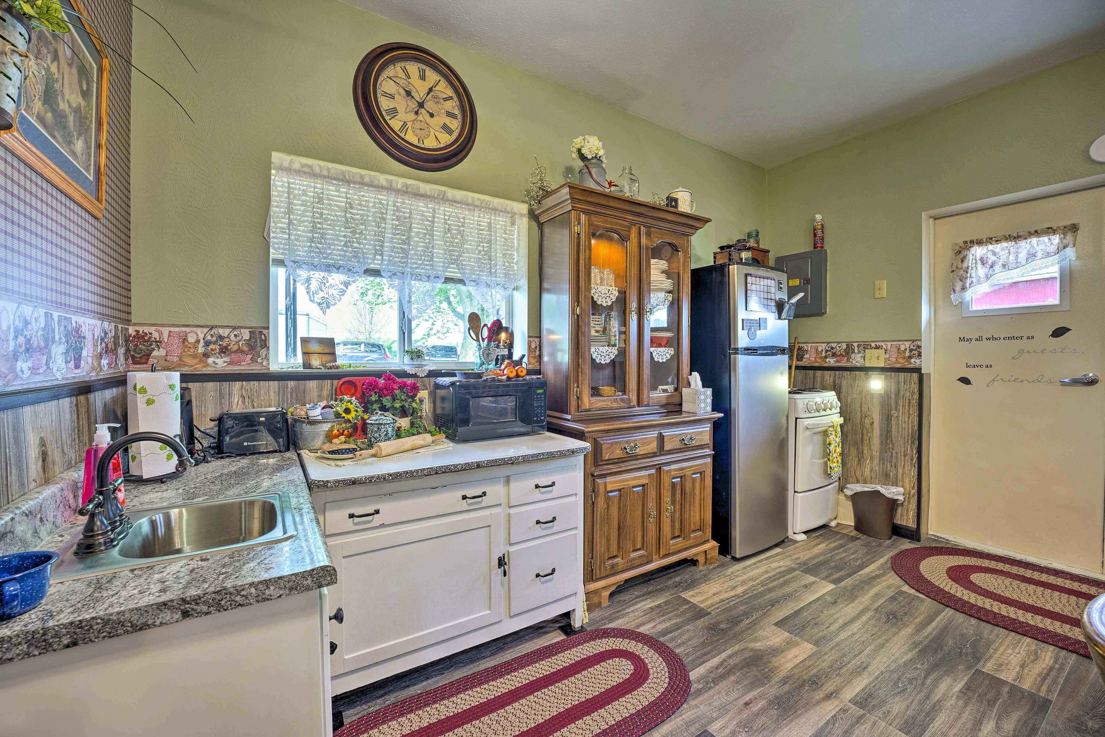 Cozy Farm Studio, 14 Miles to Shipshewana!