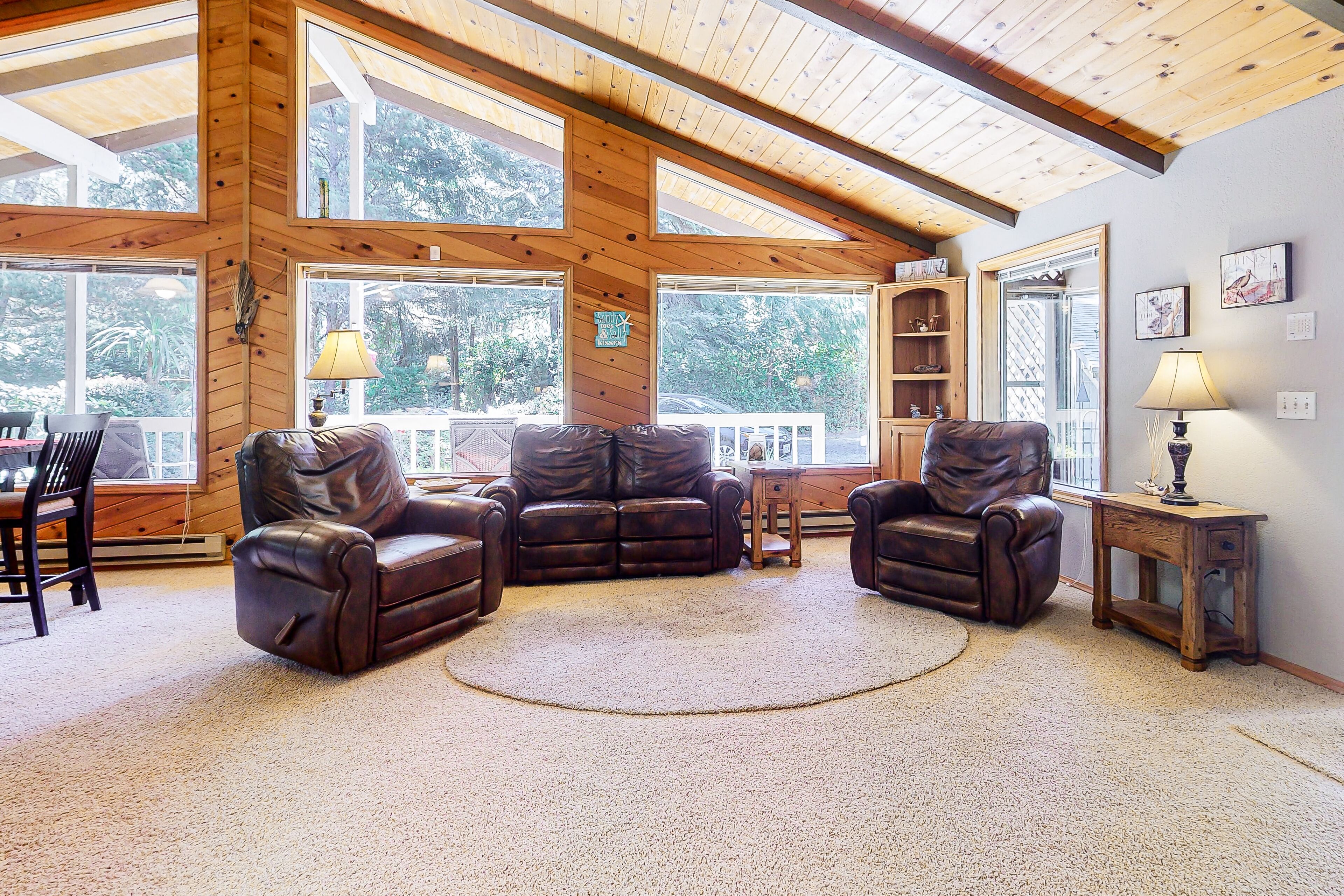 Fantastic home near the coast with private hot tub & enclosed yard