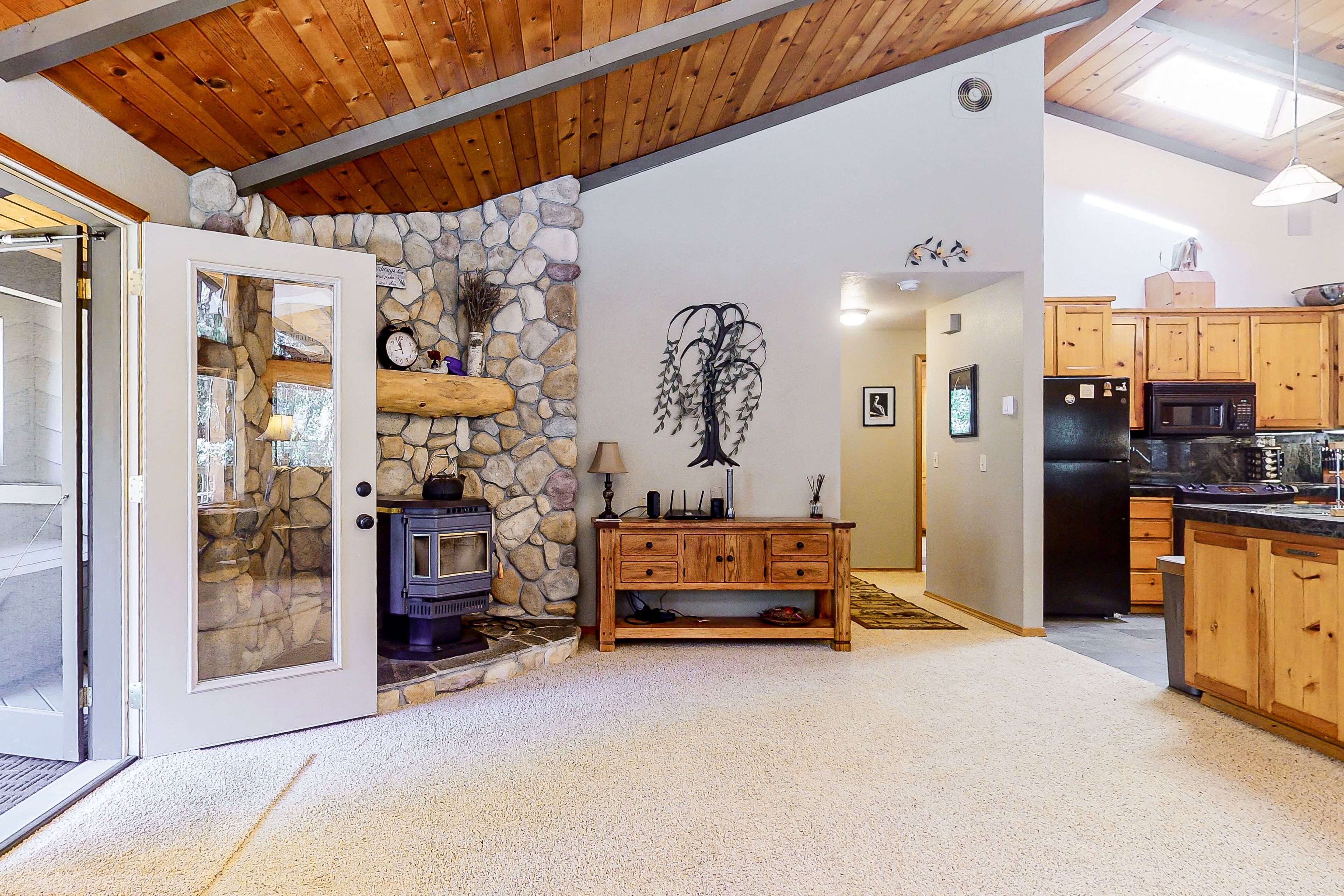 Fantastic home near the coast with private hot tub & enclosed yard