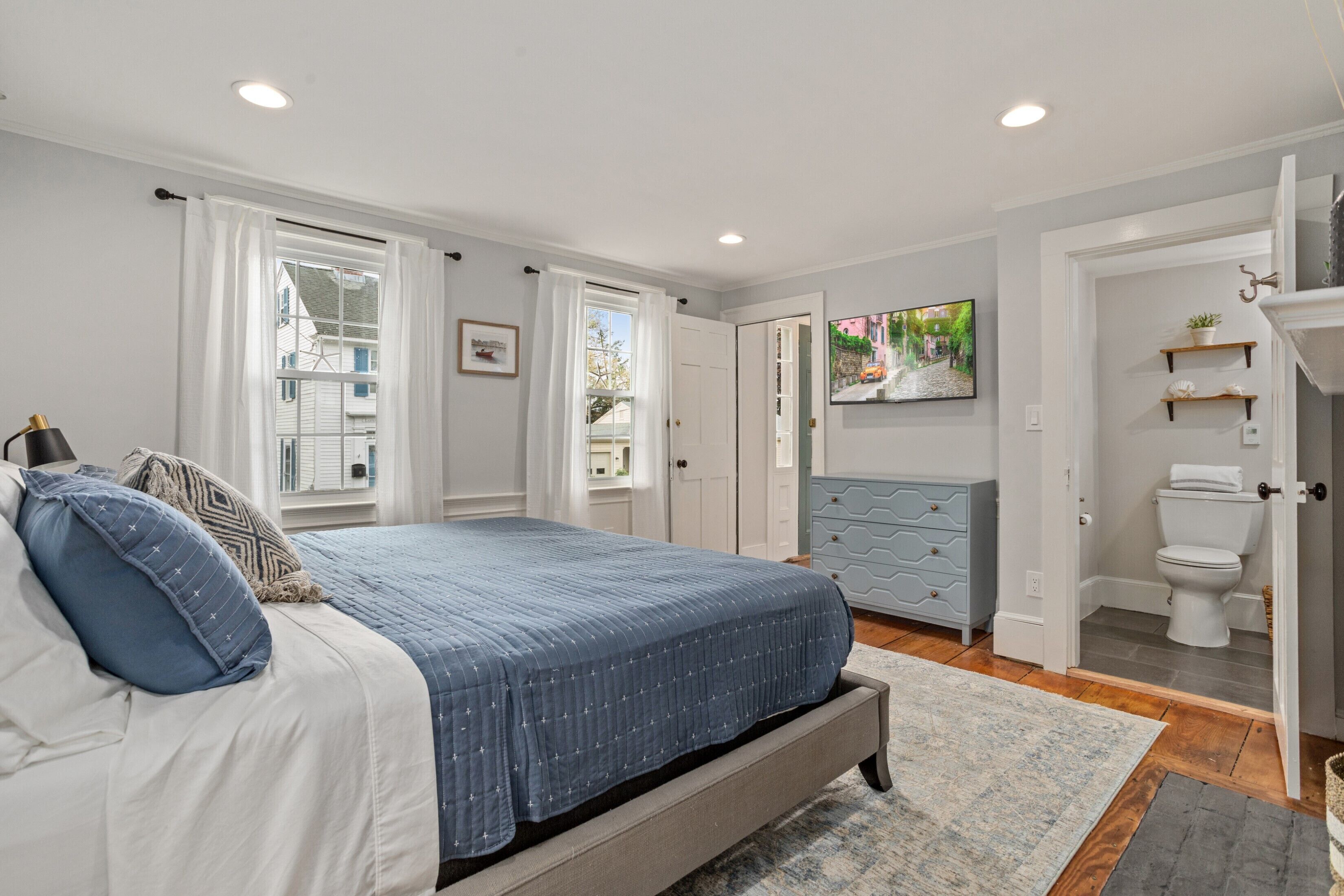 3 bedrooms, desk, iron/ironing board, travel cot