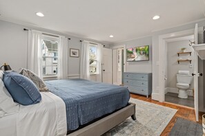 3 camere, una scrivania, ferro/asse da stiro, culla da viaggio