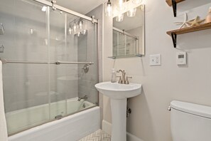 Combined shower/tub, hair dryer, towels, soap - Historic Renovation, Walk to Front Beach and Shopping (Rockport)