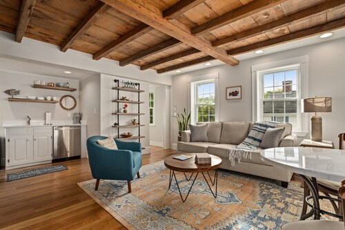 Historic Renovation, Walk to Front Beach and Shopping