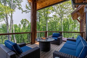 Property grounds - Happy Trails - Pet friendly Eagles Nest with view, hot tub, fire pit (Banner Elk)